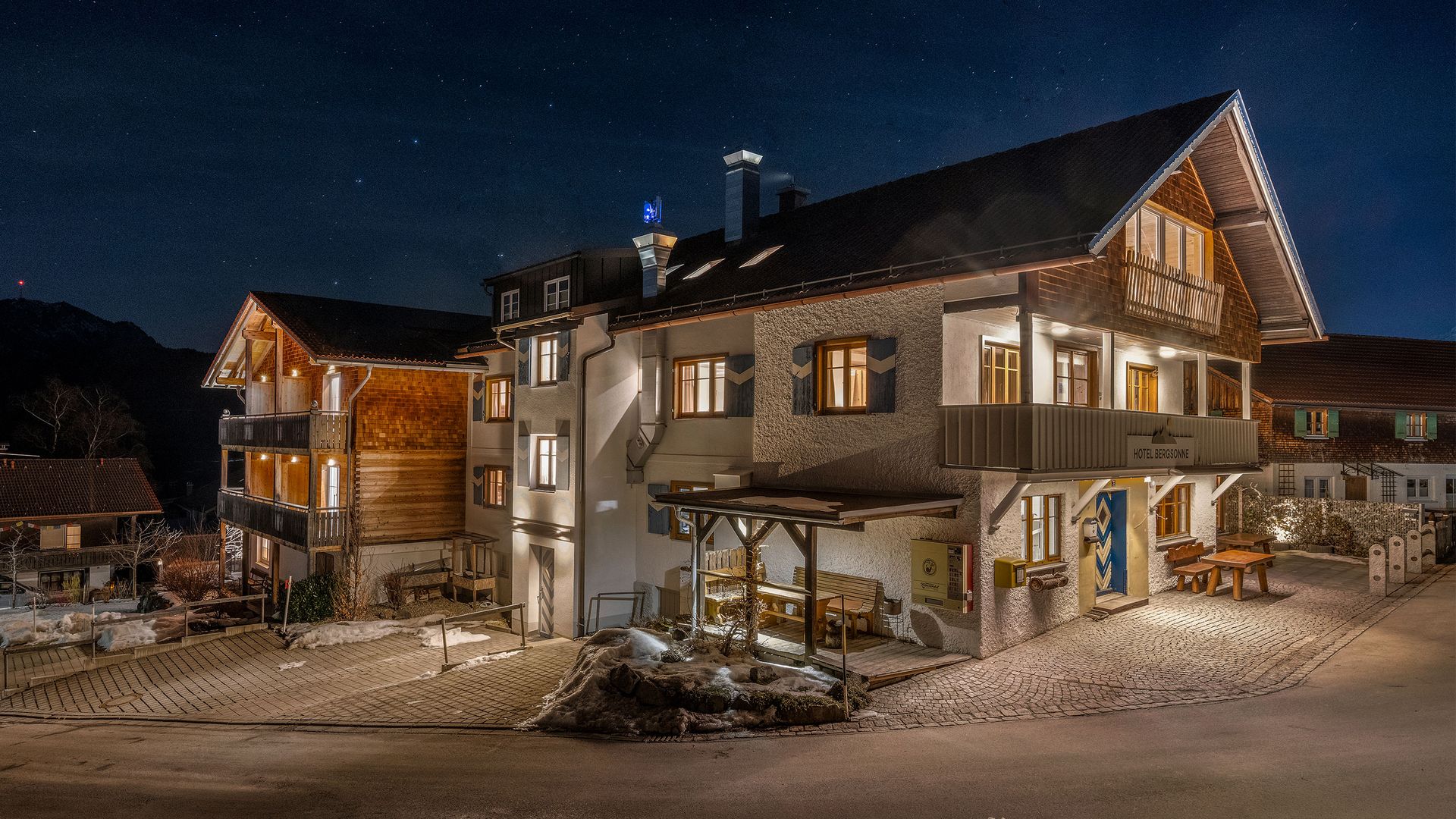 Außen & Umgebung – Hotel Bergsonne Allgäu Imberg Sonthofen Allgöu Außen Abends Vorne | Hotel Bergsonne Allgäu